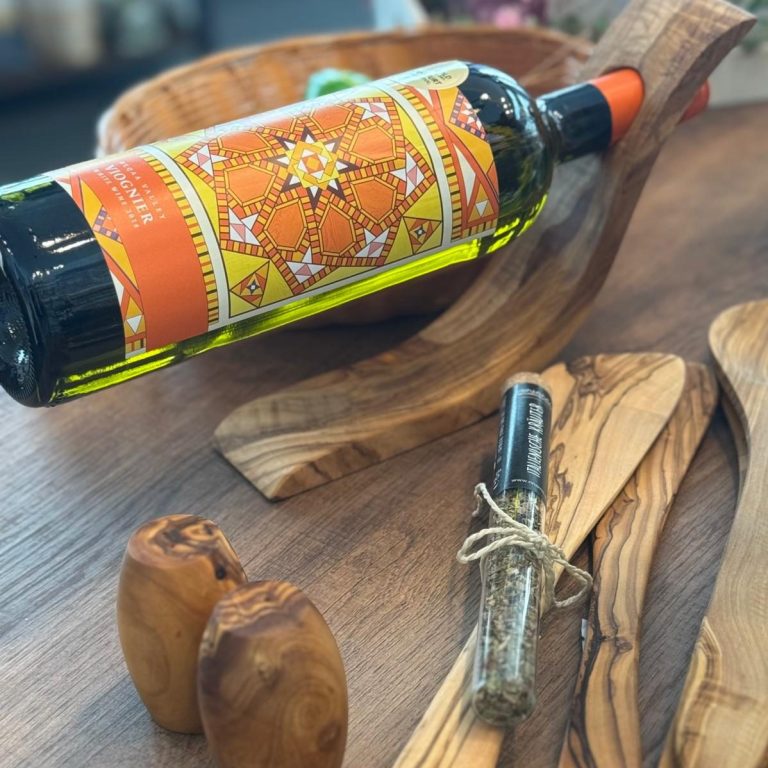 Wein auf Olivenholzhalter Wein auf Olivenholzhalter